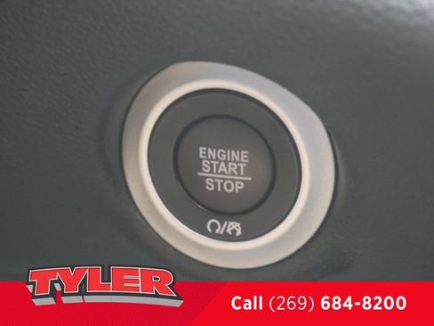 Used 2025 Chrysler Pacifica Limited FWD image 28