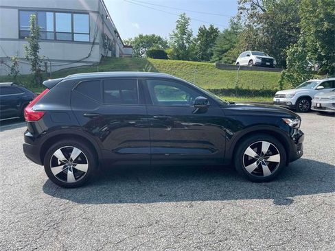 Used 2020 Volvo XC40 T5 Momentum w/ Protection Package Premier image 5