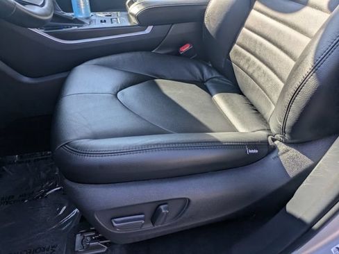 Used 2024 Toyota Highlander LE AWD/4WD image 21