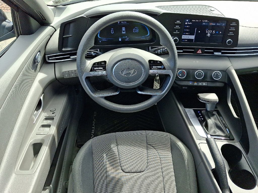 Used 2024 Hyundai Elantra SE FWD image 12