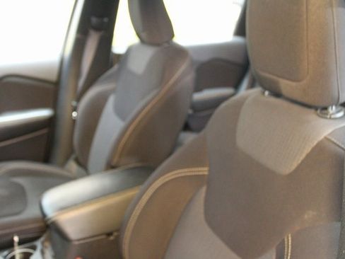 Used 2017 Jeep Cherokee Latitude w/ Comfort & Convenience Group image 19