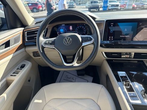 Used 2025 Volkswagen Atlas SE image 15