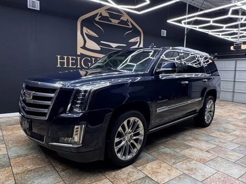 Used 2018 Cadillac Escalade Premium Luxury RWD image 3
