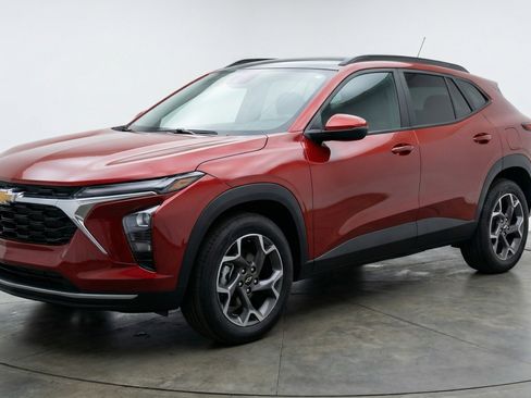 Used 2025 Chevrolet Trax LT w/ LT Convenience Package image 3