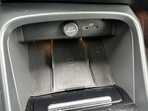 Used 2023 Volvo C40 P8 Recharge Ultimate image 18