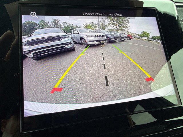 Used 2023 Jeep Grand Cherokee Altitude AWD/4WD image 6
