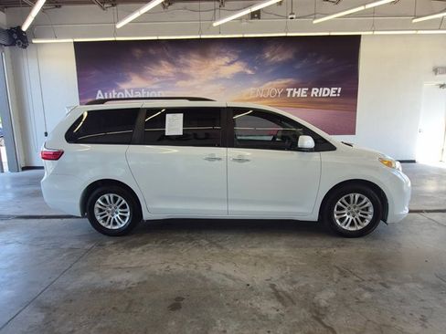 Used 2016 Toyota Sienna XLE FWD image 4