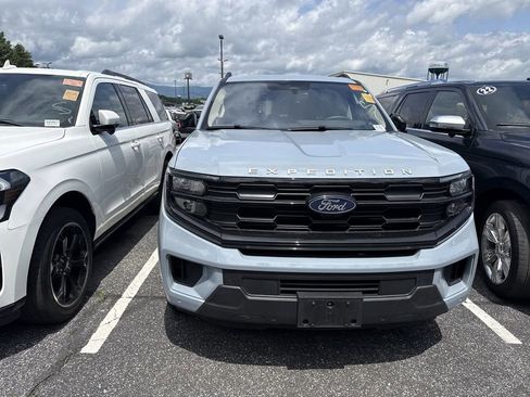 Used 2025 Ford Expedition Max Active AWD/4WD image 4