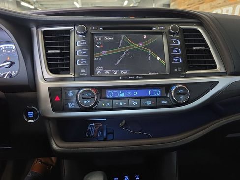 Used 2018 Toyota Highlander Limited Platinum AWD/4WD image 11