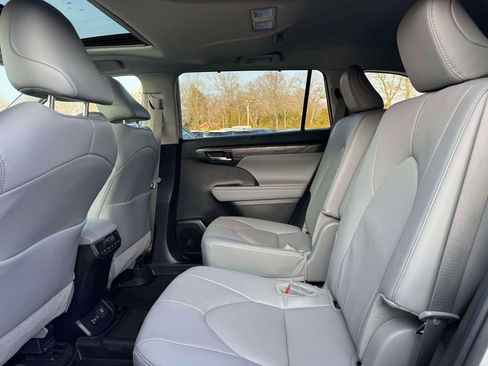 Used 2024 Toyota Highlander Limited image 11
