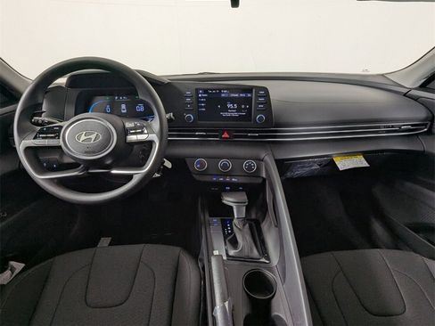 Certified 2025 Hyundai Elantra SE image 15