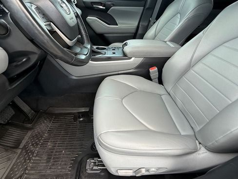 Used 2023 Toyota Highlander XLE FWD image 12