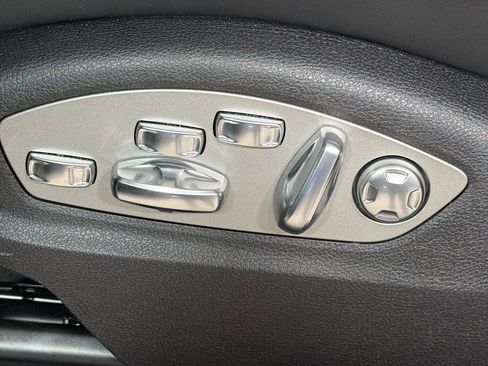 Used 2026 Porsche Macan AWD/4WD image 25