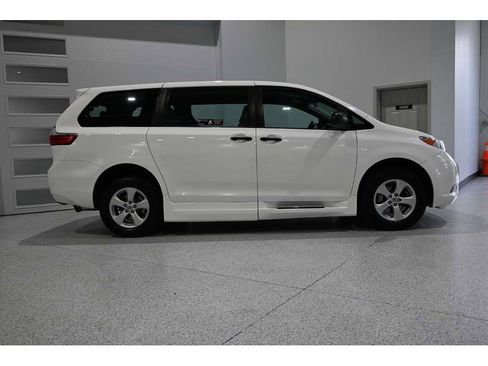 Used 2015 Toyota Sienna L image 5
