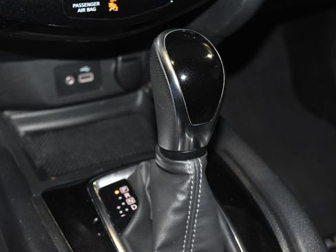 Used 2019 Nissan Rogue SV w/ Premium Package image 17