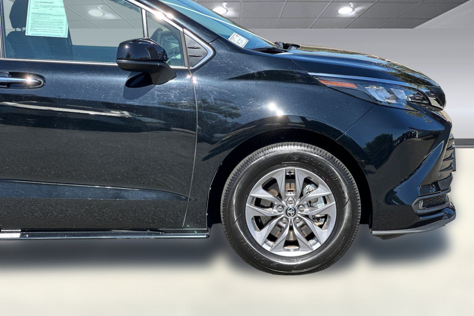 Used 2026 Toyota Sienna XLE FWD image 35