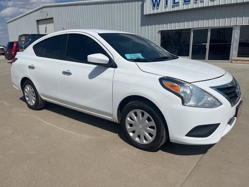 Used 2018 Nissan Versa SV FWD image 2