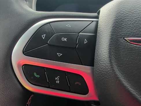 Used 2025 Chrysler Pacifica Select FWD image 12