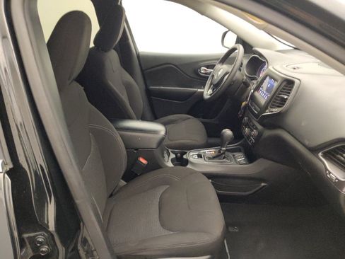 Used 2019 Jeep Cherokee Latitude w/ Popular Appearance Group FWD image 21
