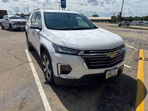 Used 2023 Chevrolet Traverse LT w/ LT Premium Package AWD/4WD image 4