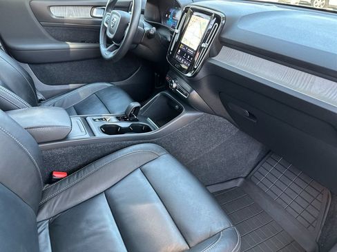 Used 2023 Volvo XC40 B4 Core w/ Convenience Package FWD image 15