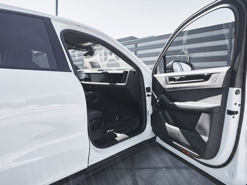 Used 2024 Porsche Cayenne Turbo GT image 25