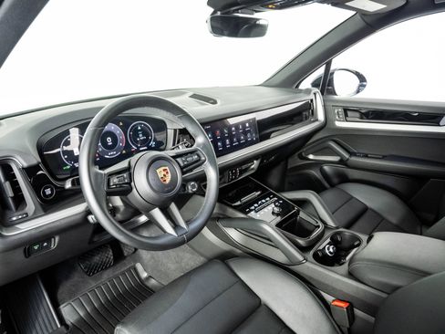 Certified 2024 Porsche Cayenne AWD/4WD image 4