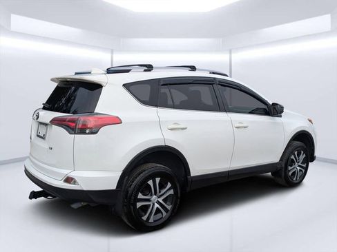 Used 2018 Toyota RAV4 LE image 3