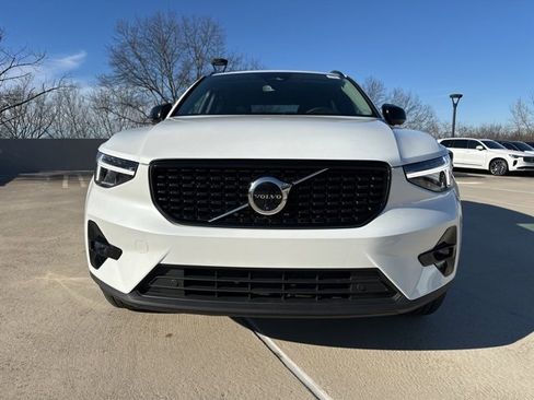 Certified 2025 Volvo XC40 B5 Plus image 2