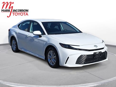 Used 2025 Toyota Camry LE image 5