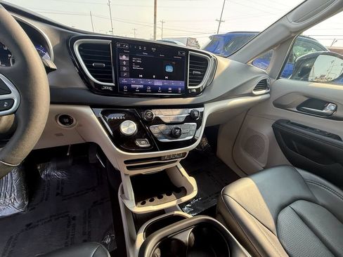 Used 2024 Chrysler Pacifica Touring-L FWD image 10
