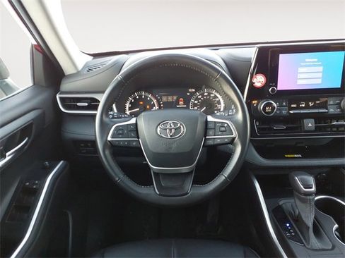 Used 2023 Toyota Highlander XLE image 12