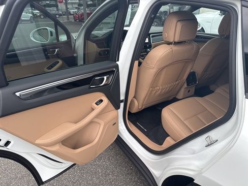 Used 2025 Porsche Macan image 20