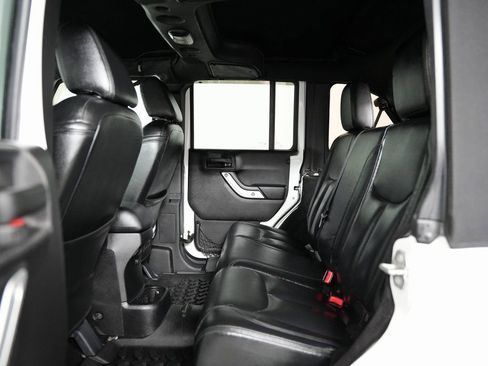 Used 2015 Jeep Wrangler Unlimited Sahara w/ Connectivity Group image 39