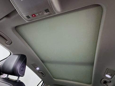 Used 2021 Volkswagen Tiguan SE image 25