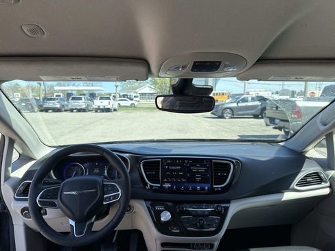 Used 2023 Chrysler Pacifica Touring-L image 15