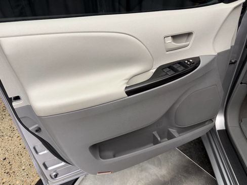 Used 2011 Toyota Sienna LE image 21