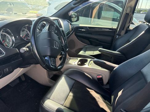 Used 2019 Dodge Grand Caravan SXT FWD image 6
