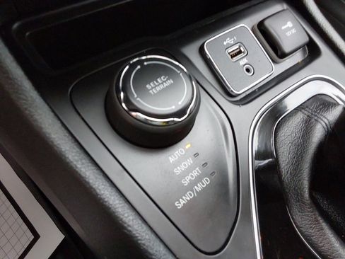 Used 2019 Jeep Cherokee Limited image 18