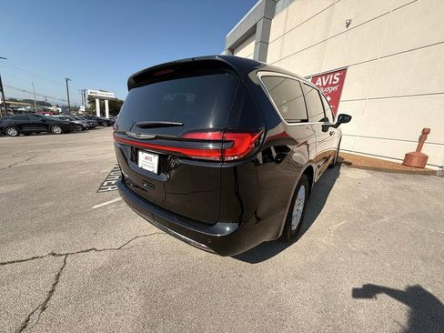 Used 2025 Chrysler Pacifica Select FWD image 3