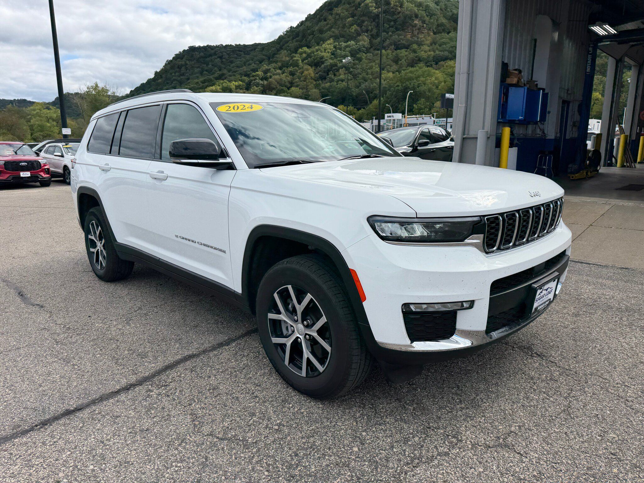 Used 2024 Jeep Grand Cherokee L Limited AWD/4WD image 2