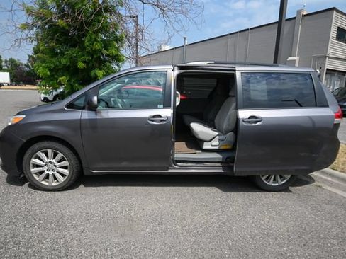 Used 2014 Toyota Sienna LE AWD/4WD image 4