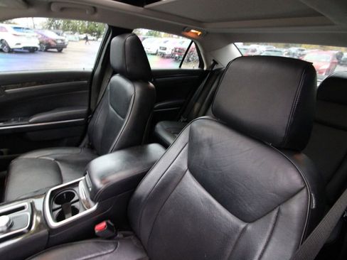 Used 2018 Chrysler 300 Limited image 13