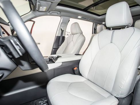 Used 2025 Toyota Grand Highlander AWD image 14