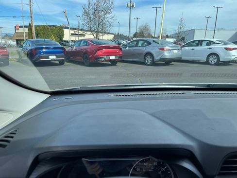 Used 2025 Nissan Versa SV image 33