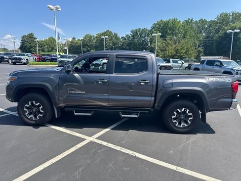 Used 2018 Toyota Tacoma TRD Off-Road AWD/4WD image 8