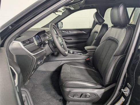 New 2025 Jeep Grand Cherokee Altitude image 12