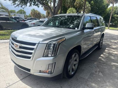 Used 2018 Cadillac Escalade ESV Luxury RWD image 2