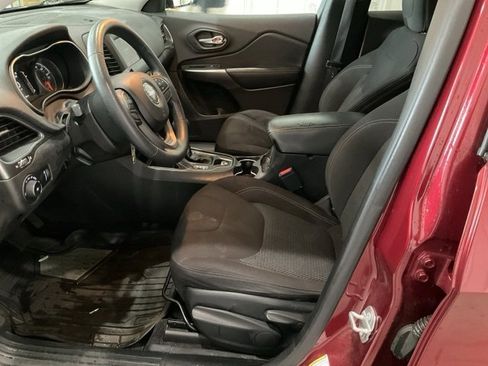 Used 2019 Jeep Cherokee Latitude w/ Popular Appearance Group image 3