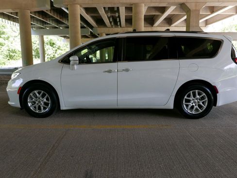 Used 2021 Chrysler Pacifica Touring-L image 26